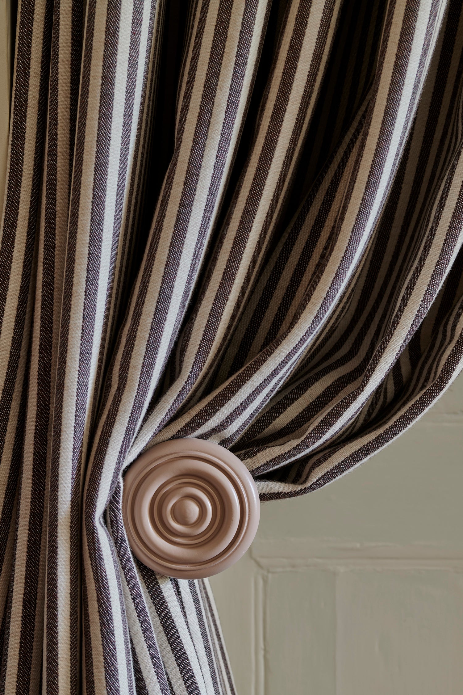 Classic Wooden Hold Back (Single) China Clay